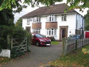 SEMI - OR SEMI DETACHED HOUSE IN ENGLAND